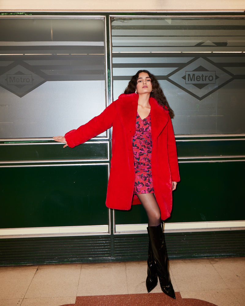 mioh | MOVIE RED - Abrigo mutón faux fur tendencia street style. Abrigo mutón ideal para invitada de boda perfecta, fiesta y eventos esta temporada Otoño Invierno 2023. Pura tendencia FW23 vogue de la mano de MIOH, marca española de vestidos de invitada top preferida por las influencers y celebrities.