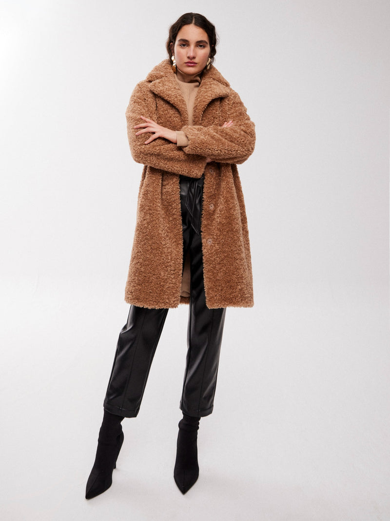 mioh | CURTIS CAMEL - Jersey cuello alto lana camel. Pura tendencia vogue FW23. MIOH marca española moda famosas instagramers