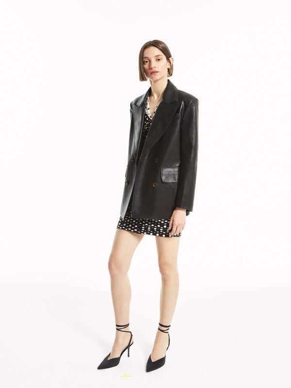 mioh | PLAY BLACK - Americana ecopiel negra. Nuestra chaqueta de ecopiel de esta temporada. Perfecta para el día a día, te la pondrás una y otra vez en toda clase de ocasiones. Patrón amplio que siempre queda bien. Acierto seguro.