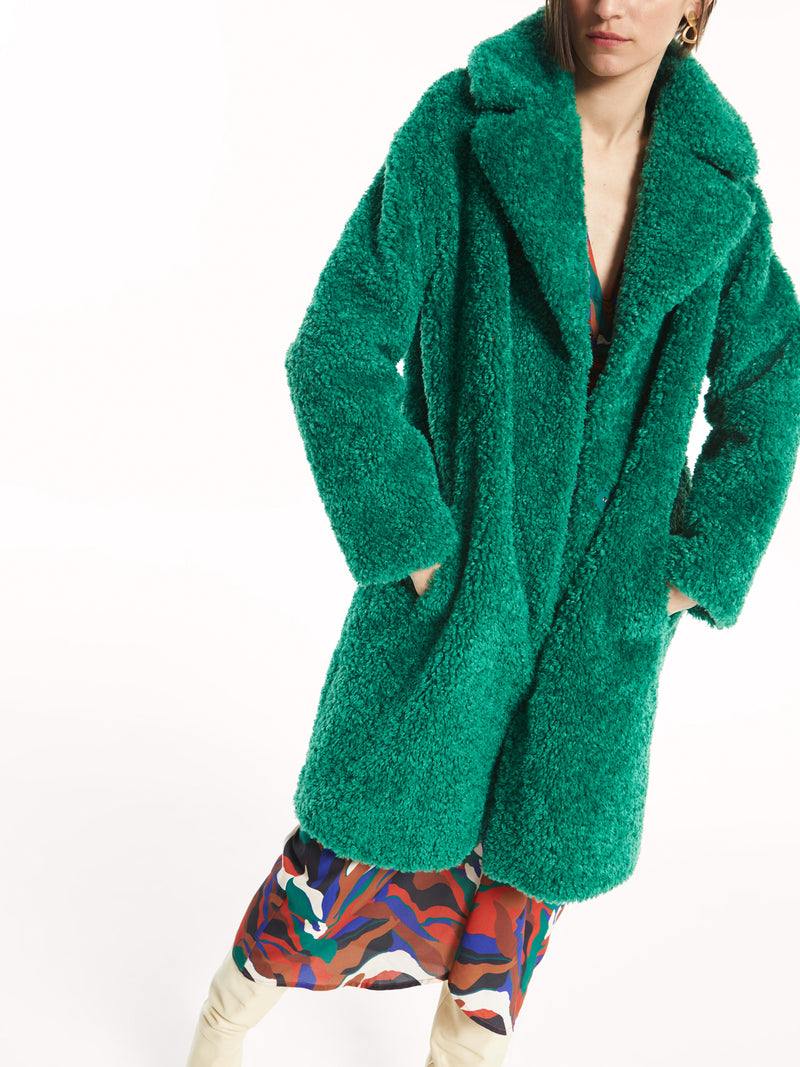 mioh | SOUND GREEN - Abrigo teddy verde faux fur. Descubre los abrigos de pelo sintético de MIOH para esta campaña Otoño Invierno 2022. Abrigan muchísimo, como los mejores abrigos de plumas. Este pelo es súper agradable y cómodo y da una imagen totalmente natural. Tienes que probártelos!
