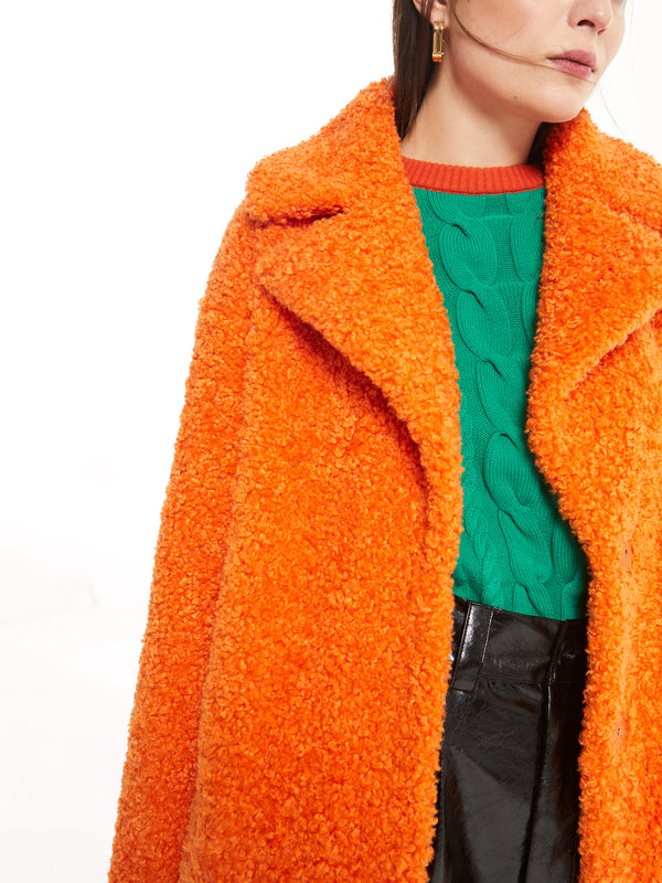 mioh | SOUND ORANGE - Abrigo teddy naranja faux fur. Descubre los abrigos de pelo sintético de MIOH para esta campaña Otoño Invierno 2022. Abrigan muchísimo, como los mejores abrigos de plumas. Este pelo es súper agradable y cómodo y da una imagen totalmente natural. Tienes que probártelos!