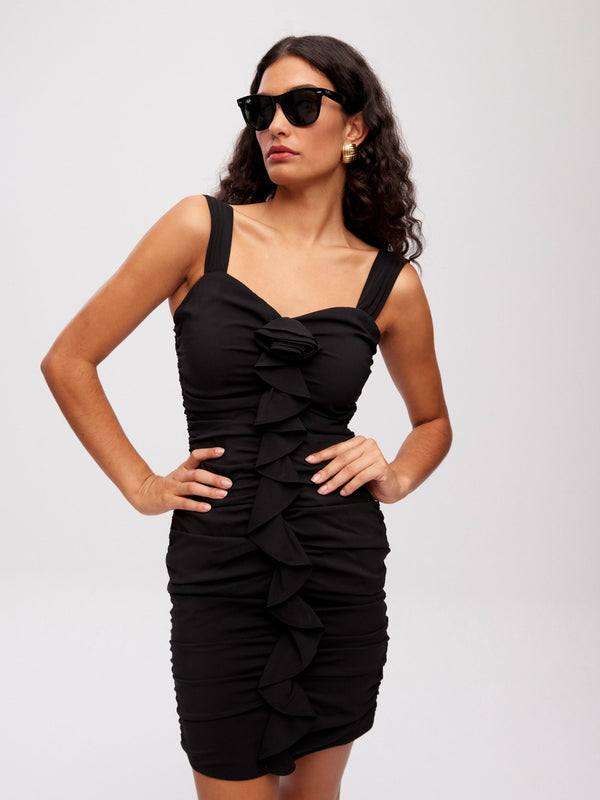 mioh | TARIDA BLACK - Vestido corto volante central flor negro para invitada de boda, fiesta y evento. Tendencia vestidos invitada Primavera Verano 2024. MIOH la marca española de vestidos más de moda
